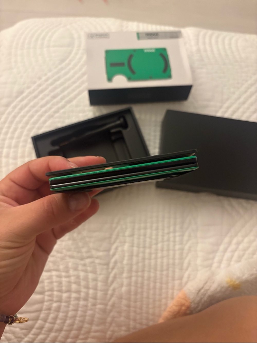 Green RIDGE MagSafe compatible wallet - Picture 2 of 8